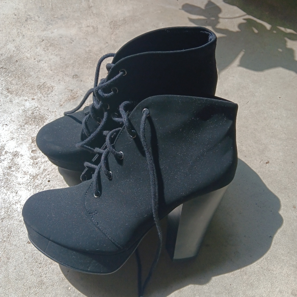 Soda Faux Suede Black Ankle Booties Size 6